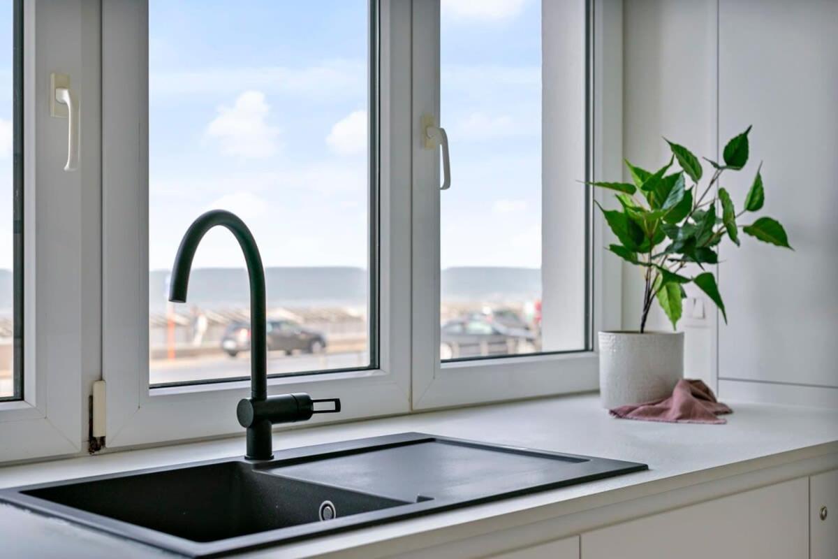 Huswell - Stylishly Refurbished Apartment With Sea View Ostend Exterior photo