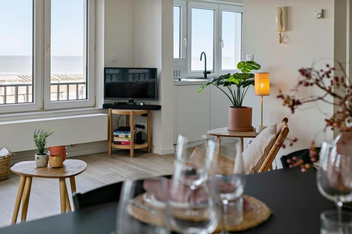 Huswell - Stylishly Refurbished Apartment With Sea View Ostend Exterior photo