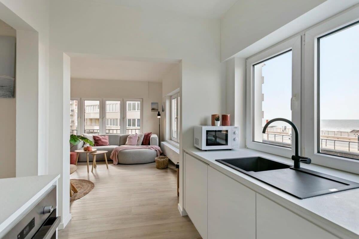 Huswell - Stylishly Refurbished Apartment With Sea View Ostend Exterior photo